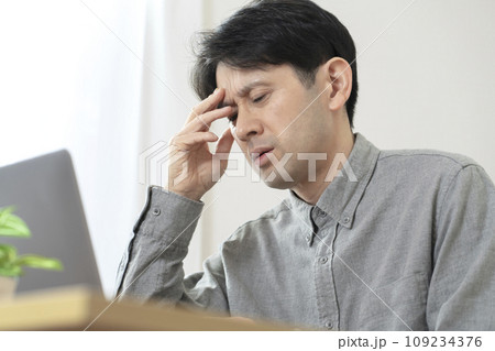 体調不良の男性　頭痛　 109234376