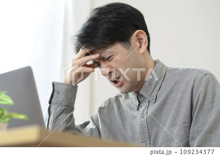 体調不良の男性 頭痛 体調不良の男性 頭痛 109234377