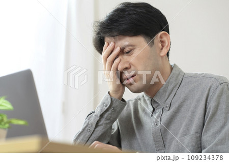体調不良の男性　頭痛　 109234378
