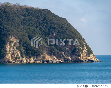 風ノ子島( 香川県小豆郡小豆島町)。瀬戸内海の小豆島近くに浮かぶ無人島。 109234639