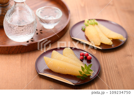 お正月料理の定番 味付け数の子 お正月料理の定番 味付け数の子 109234750