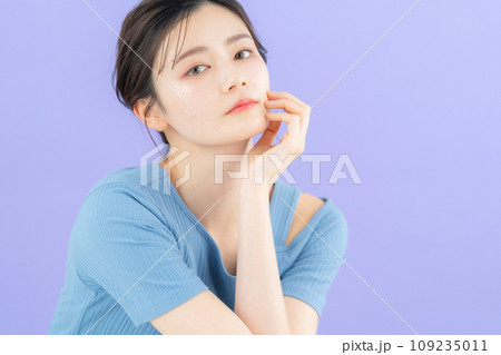 パープルバックでスキンケアをする若い女性 パープルバックでスキンケアをする若い女性 109235011