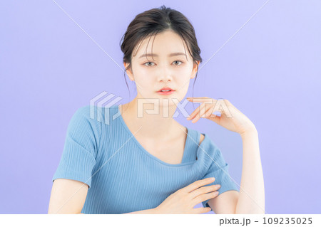 パープルバックでスキンケアをする若い女性 パープルバックでスキンケアをする若い女性 109235025