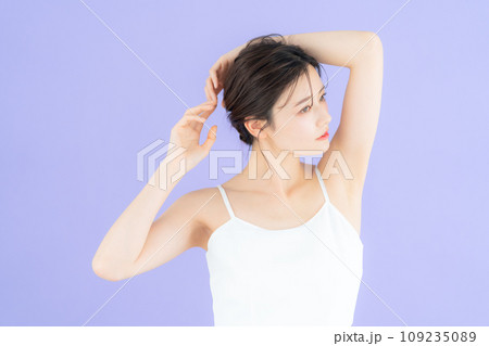 パープルバックでスキンケアをする若い女性 109235089