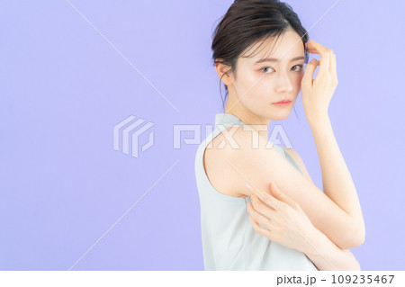 パープルバックでポーズを取る若い女性のファッションモデル パープルバックでポーズを取る若い女性のファッションモデル 109235467