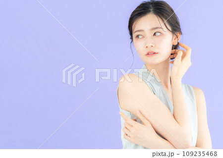 パープルバックでポーズを取る若い女性のファッションモデル パープルバックでポーズを取る若い女性のファッションモデル 109235468