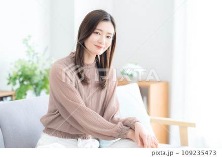 リビングのソファでくつろぐ若い女性 109235473