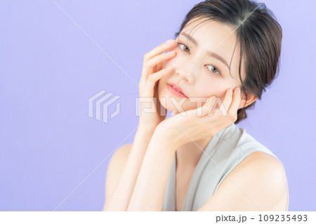 パープルバックでポーズを取る若い女性のファッションモデル パープルバックでポーズを取る若い女性のファッションモデル 109235493