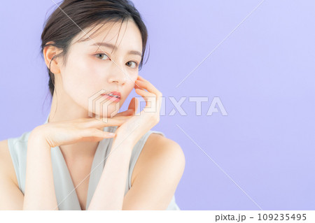 パープルバックでポーズを取る若い女性のファッションモデル パープルバックでポーズを取る若い女性のファッションモデル 109235495