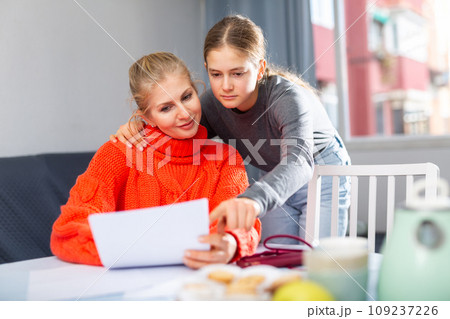 Mother and daughter reading letter 109237226