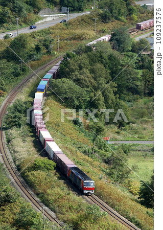 室蘭本線貨物列車 JR貨物 DF200 電気式ディーゼル機関車 室蘭本線貨物列車 JR貨物 DF200 電気式ディーゼル機関車 109237576