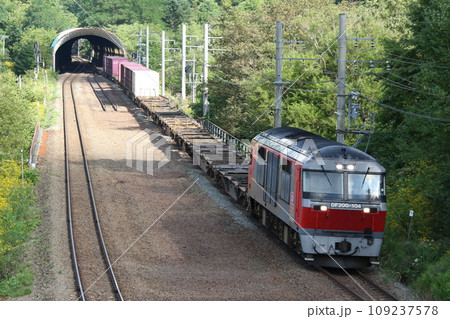 石勝線貨物列車　JR貨物　DF200　電気式ディーゼル機関車 109237578
