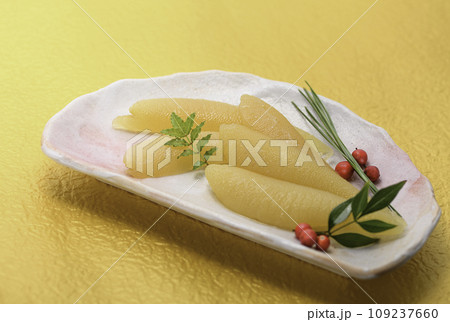 お正月料理の定番 味付け数の子 お正月料理の定番 味付け数の子 109237660