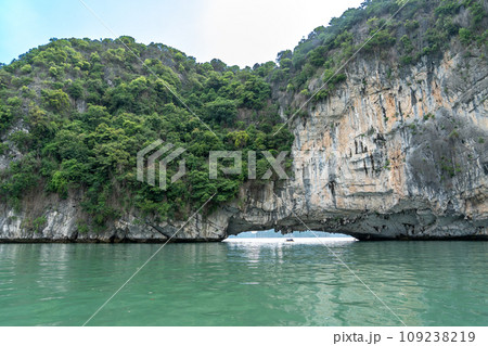 ベトナム　奇岩が続くハロン湾でカヤックを漕いで観光ポイントの穴に着いた人 109238219