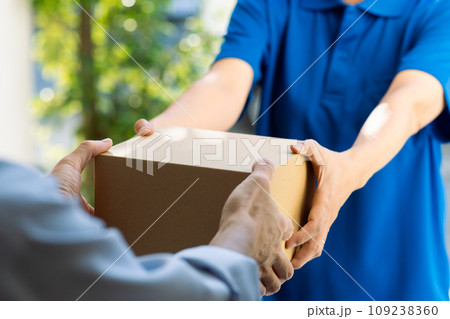 笑顔の女性配送スタッフ 109238360