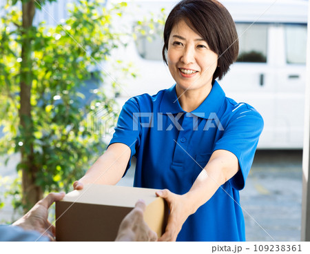 笑顔の女性配送スタッフ 109238361