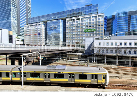 新宿高島屋タイムズスクエア付近を走る総武線電車 109238470