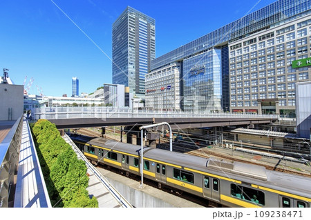 新宿高島屋タイムズスクエア付近を走る総武線電車 109238471
