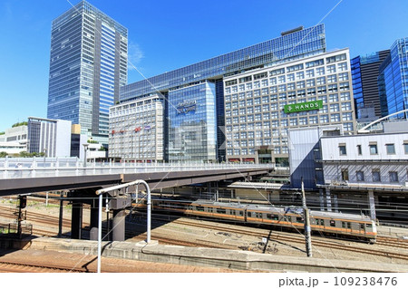 新宿高島屋タイムズスクエア付近を走る中央線電車 新宿高島屋タイムズスクエア付近を走る中央線電車 109238476