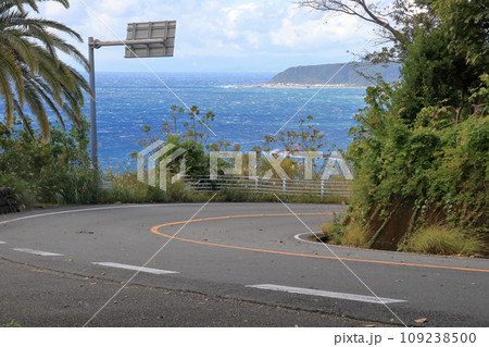 室戸スカイラインから大荒れの海を眺める　（高知県　室戸市） 109238500