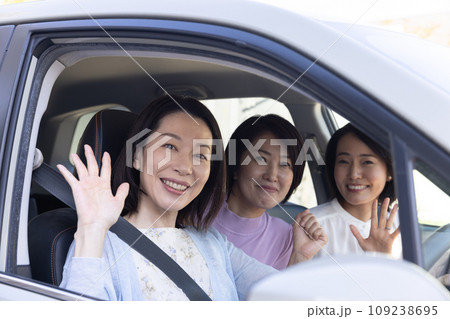 女友達と旅行に行く 女友達と旅行に行く 109238695