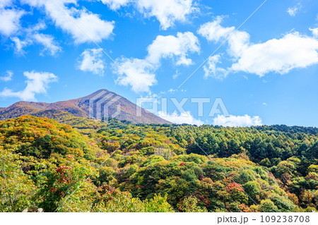 滑滝展望台から見た秋の磐梯山　福島県磐梯町 109238708