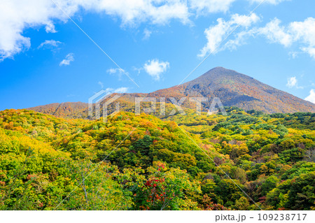 滑滝展望台から見た秋の磐梯山　福島県磐梯町 109238717