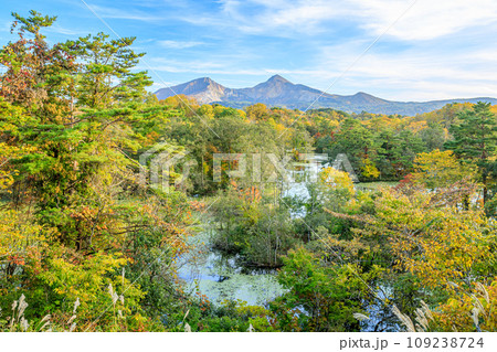 秋の中瀬沼展望台から見た景色　磐梯山と中瀬沼　福島県北塩原村 109238724