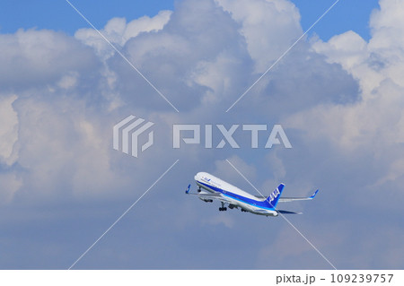 離陸、上昇する旅客機 ジェット機 離陸、上昇する旅客機 ジェット機 109239757