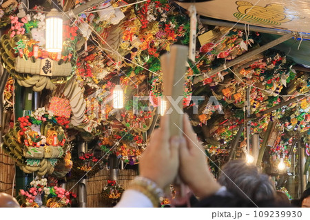 酉の市の三本締め　手締め　拍子木 109239930