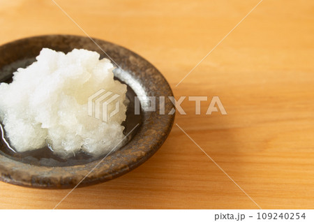 小皿に盛られた大根おろし 109240254