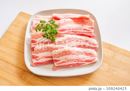 お皿に盛った豚バラ肉 109240425