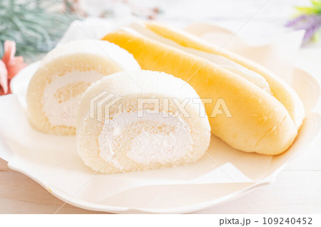 ロールケーキとメロンクリームサンド 109240452