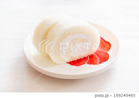 イチゴ味の白いロールケーキ 109240465