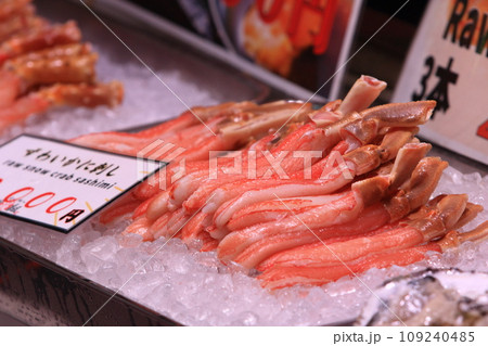 ズワイガニの足肉　蟹の刺身　築地の食べ歩き 109240485