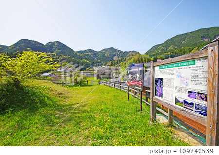 福岡県朝倉郡にある日本棚田百選の竹地区の棚田展望所 福岡県朝倉郡にある日本棚田百選の竹地区の棚田展望所 109240539