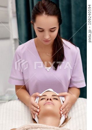 Beautiful woman getting face massage treatment in beauty salon. Skin care. 109240594