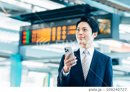 駅でスマホを見るビジネスマン　撮影協力「京王電鉄株式会社」 109240727