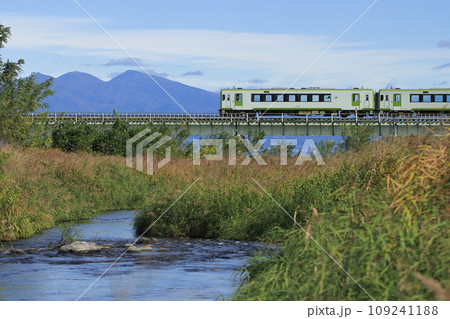 赤城山を背景に神流川を渡る八高線キハ110系気動車_2023/11/11撮影 赤城山を背景に神流川を渡る八高線キハ110系気動車_2023/11/11撮影 109241188