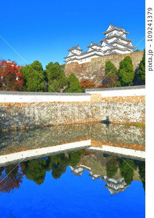 【兵庫県】シンメトリーな姫路城と紅葉 109241379