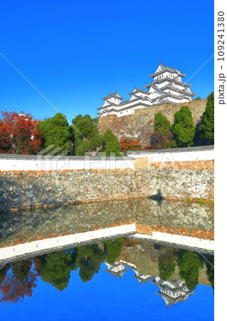 【兵庫県】シンメトリーな姫路城と紅葉 109241380