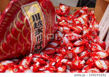 川越氷川神社の赤い鯛みくじ 109241692