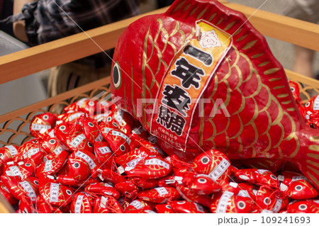 川越氷川神社　赤い鯛みくじ 109241693