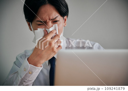 ティシュで鼻水を拭くYシャツ姿の男性会社員 ティシュで鼻水を拭くYシャツ姿の男性会社員 109241879