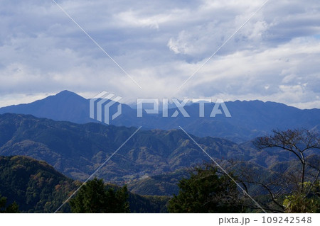 高尾山から見える雲に隠れた富士山 高尾山から見える雲に隠れた富士山 109242548