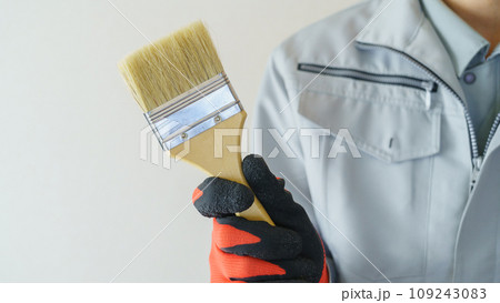 ハケを持つ作業服の男性|リフォーム・塗装業者イメージ ハケを持つ作業服の男性|リフォーム・塗装業者イメージ 109243083