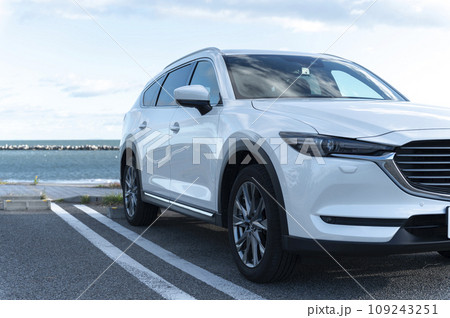 白いSUVタイプの乗用車 109243251