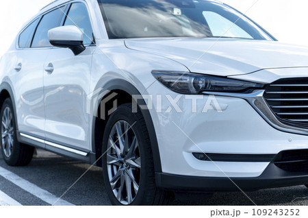 白いSUVタイプの乗用車 109243252