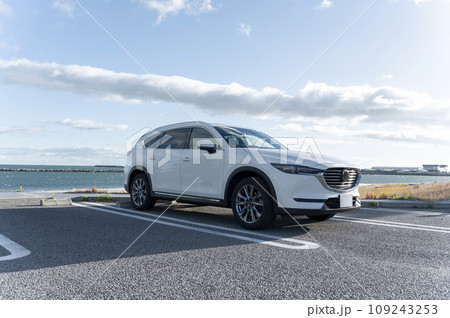 白いSUVタイプの乗用車 109243253