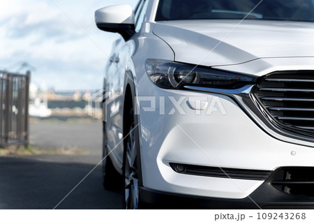 白いSUVタイプの乗用車 109243268